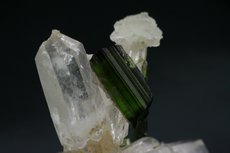 Cristal de Turmalina (Pakistán) en Matrix