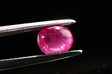 Unbehandelter Rubin Cabochon Mogok