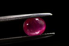 Unbehandelter Rubin Cabochon Mogok