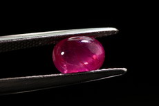Unbehandelter Rubin Cabochon Mogok