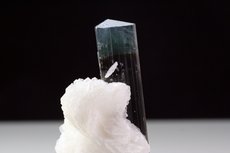 Top Indigolith Kristall mit Cleavelandit