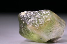 Peridot (Olivin) Kristall mit Ludwigit Einschlüsse