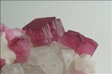 ルベライト (Rubellite) with 石英 (Quartz) & 長石（グループ） (Feldspar)