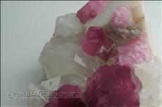 ルベライト (Rubellite) with 石英 (Quartz) & 長石（グループ） (Feldspar)