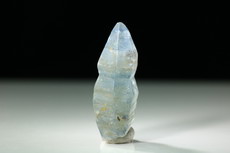 Blauer bipyramidaler Saphir Kristall Mogok
