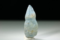 Blauer bipyramidaler Saphir Kristall Mogok