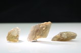 3 Schleifwürdige Amphibol (Hornblende) Kristalle