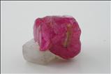 Fine ルビー (Ruby) on 方解石 (Calcite)