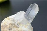 Fine Terminated トパーズ (Topaz) 結晶 (Crystal) on 石英 (Quartz)