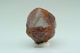 Pseudo-oktaedrischer Rubin Kristall