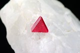 Dreieckiger Spinell Kristall in Kalzit