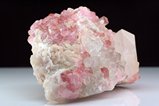 Pinkfarbige Turmalin Kristalle auf Quarz & Feldspat